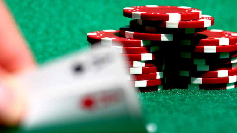 Poker estratégico: Thiago Signorelli Viana destaca a importância da posição para vencer mais partidas.
