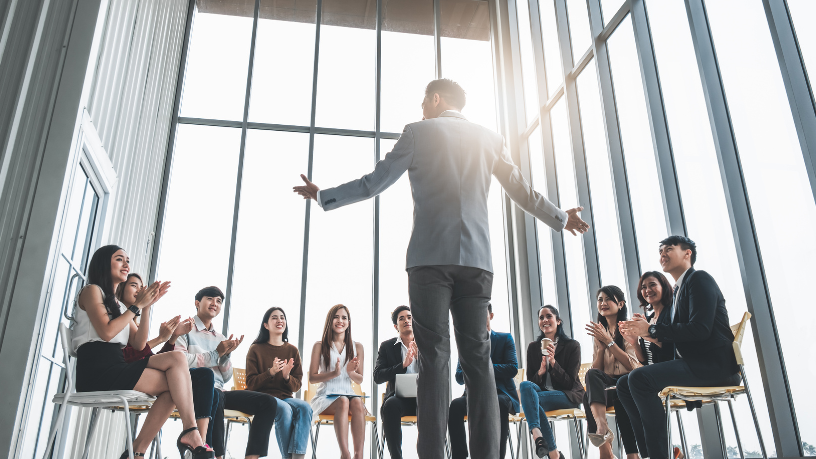 Quando a prática fala mais alto que as palavras, a liderança ganha autoridade verdadeira e duradoura — uma reflexão de Alfredo Moreira Filho.