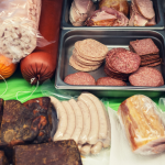 Os alimentos ultraprocessados se tornaram um risco popular e Alexandre Costa Pedrosa explica como eles impactam a saúde no dia a dia.