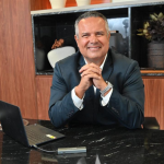 Elmar Juan Passos Varjão Bomfim explora como decisões técnicas em contratos complexos podem elevar ou comprometer a eficiência de grandes obras.