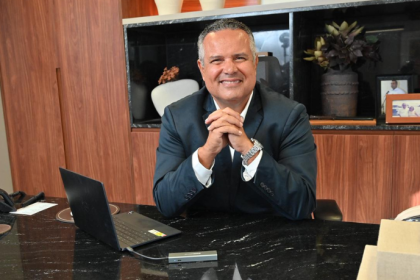 Elmar Juan Passos Varjão Bomfim explora como decisões técnicas em contratos complexos podem elevar ou comprometer a eficiência de grandes obras.