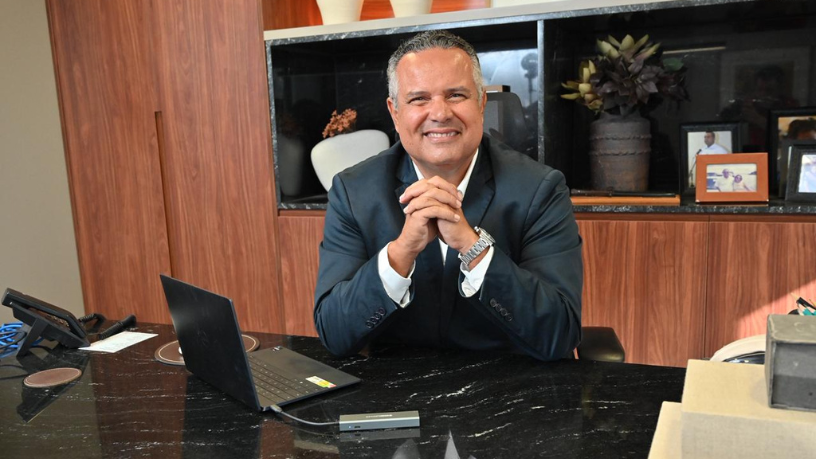 Elmar Juan Passos Varjão Bomfim explora como decisões técnicas em contratos complexos podem elevar ou comprometer a eficiência de grandes obras.