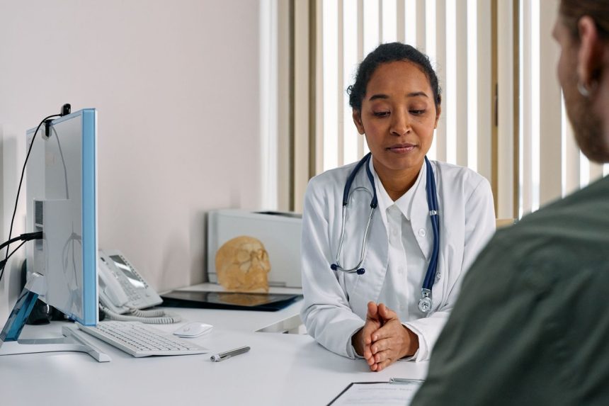 Médica conversa com uma paciente em um consultório moderno.