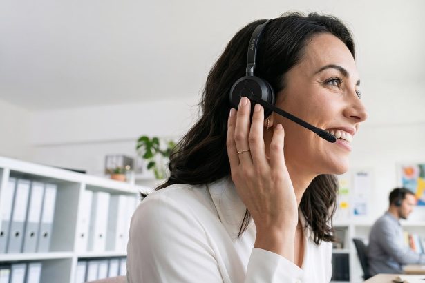 Mulher usando headset em um ambiente de atendimento e comunicação com o público.