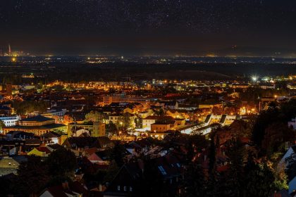 Vista panorâmica de uma área urbana de Barueri à noite, com edifícios e ruas iluminadas.